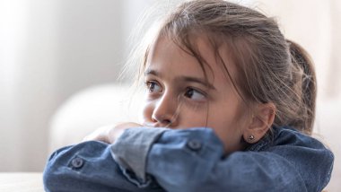 Okulda masada oturan üzgün kız, okul konseptine geri döndü..