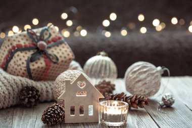 Bokeh ile bulanık koyu arkaplan üzerinde dekor ayrıntıları ile rahat kış arkaplanı.