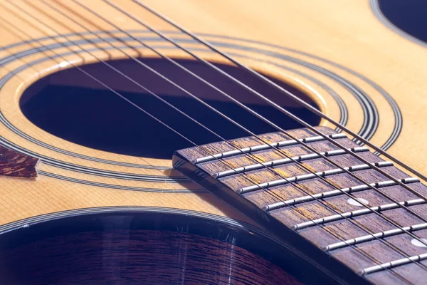 Akoestische Gitaar Met Een Prachtig Hout Een Zwarte Achtergrond Het — Stockfoto