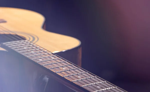 Akustik Gitar Güzel Bir Ahşap Siyah Arka Plan Güzel Işıklandırma — Stok fotoğraf