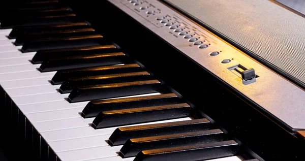 Närbild Nycklar Till Synt Eller Elektroniskt Piano — Stockfoto