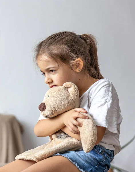 Little Girl Sits Holds Teddy Bear Tightly Her Hands — Stock Photo, Image