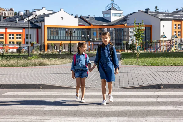 Estudantes Escola Primária Voltam Para Casa Depois Escola Primeiro Dia — Fotografia de Stock