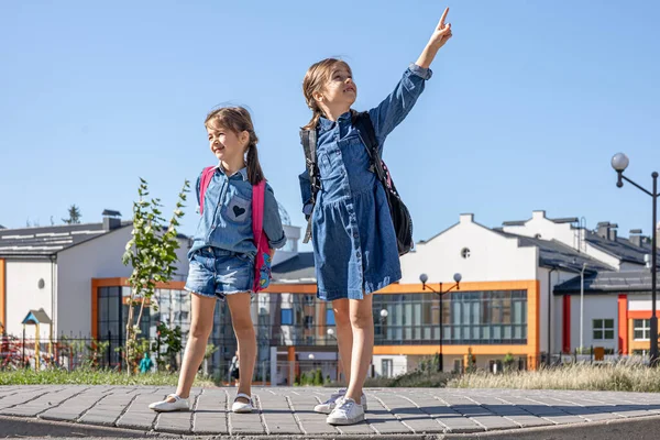 家に帰る途中の女の子も小学生も — ストック写真