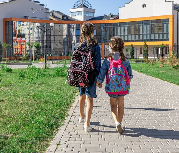 小学校の生徒 屋外の学校の近くにバックパックを持つ女の子 レッスン開始 京学校に戻る — ストック写真