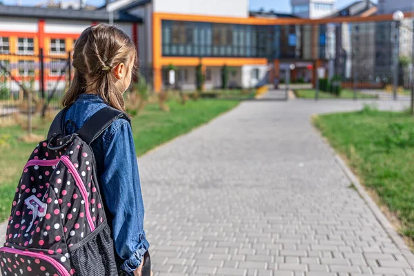 Menina Anda Escola Primária Uma Criança Com Uma Mochila Vai — Fotografia de Stock