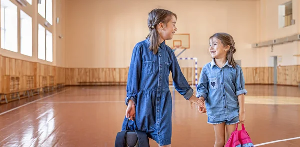 Niñas Compañeras Clase Con Mochilas Después Clase Gimnasio Escuela — Foto de Stock