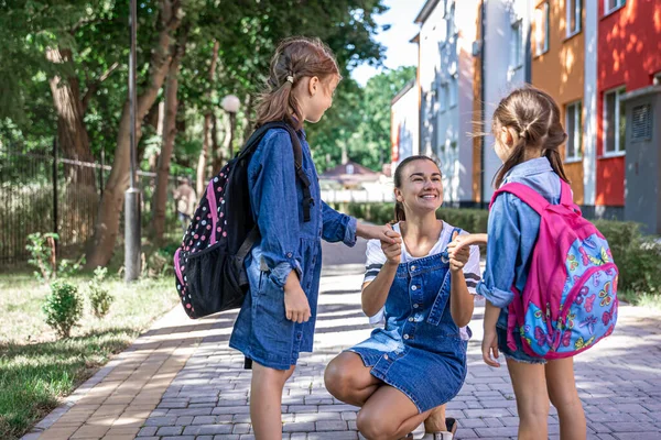 Μια Νεαρή Γυναίκα Ηθικά Υποστηρίζει Τις Κόρες Κρατώντας Χέρια Ενθαρρύνει — Φωτογραφία Αρχείου