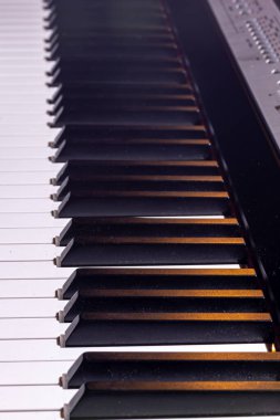 Piyano klavyesini kapat. Sığ alan derinliği.