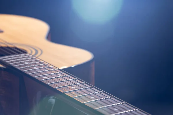 Akustik Gitar Güzel Bir Ahşap Siyah Arka Plan Güzel Işıklandırma — Stok fotoğraf