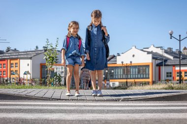 Küçük kızlar, ilkokul öğrencileri okuldan sonra eve dönüyorlar..