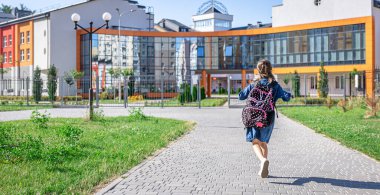 Küçük kız ilkokula gidiyor. Sırt çantalı çocuk ders çalışacak. Okul konseptine dönelim..