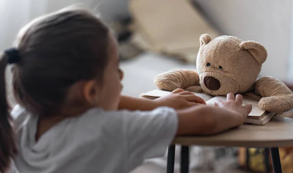 Little Girl Plays Her Teddy Bear Book Teaches Him Read — Stock Photo, Image