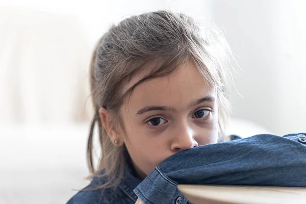 Λυπηρό Κορίτσι Που Κάθεται Στο Τραπέζι Στο Σχολείο Πίσω Στο — Φωτογραφία Αρχείου