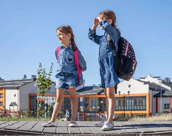 Κοριτσάκια Μαθητές Δημοτικού Μετά Σχολείο Στο Δρόμο Για Σπίτι — Φωτογραφία Αρχείου