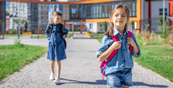Schüler Der Grundschule Mädchen Mit Rucksäcken Der Nähe Von Gebäuden — Stockfoto