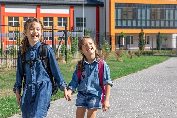 Schüler Der Grundschule Mädchen Mit Rucksäcken Der Nähe Der Schule — Stockfoto