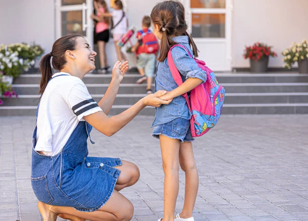 Una Madre Acompaña Estudiante Escuela Niña Feliz Con Una Madre — Foto de Stock