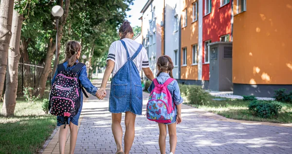 Mutter Begleitet Schüler Zur Schule Kinder Mit Schulranzen Gehen Zur — Stockfoto