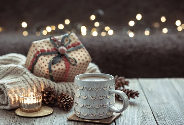 Gemütliche Weihnachtskomposition Mit Einer Tasse Und Festlichen Dekordetails Auf Einem — Stockfoto