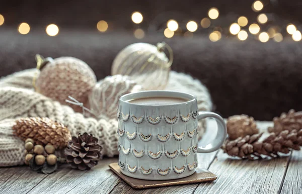 Närbild Jul Kopp Och Festlig Inredning Suddig Mörk Bakgrund Med — Stockfoto