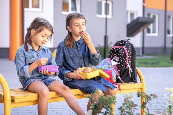 Okula Dönelim Okul Bahçesinde Bankta Oturan Dışarıda Öğle Yemeği Yiyen — Stok fotoğraf