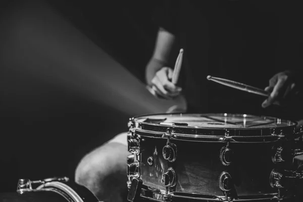 暗い背景に棒でスネアドラムを演奏するドラマーのクローズアップショット — ストック写真