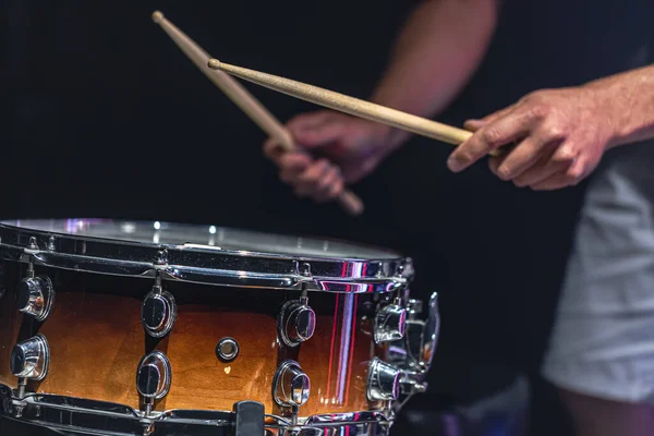 Homem Toca Tambor Com Paus Baterista Toca Instrumento Percussão Perto — Fotografia de Stock