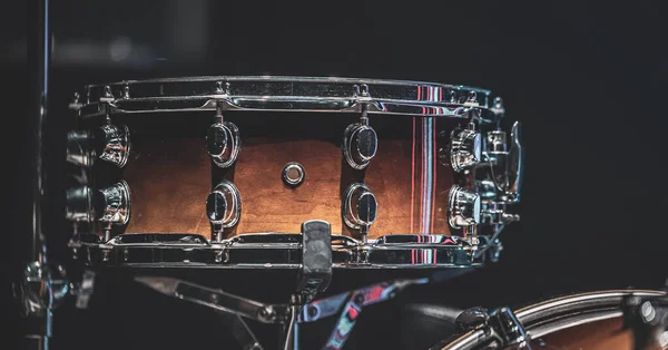 스네어 드럼의 어두운 배경에 타악기 — 스톡 사진