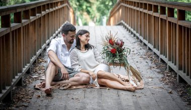 Bir kız ve genç bir adam köprüde oturur ve iletişimin tadını çıkarırlar, doğada bir randevu, aşk hikayesi..