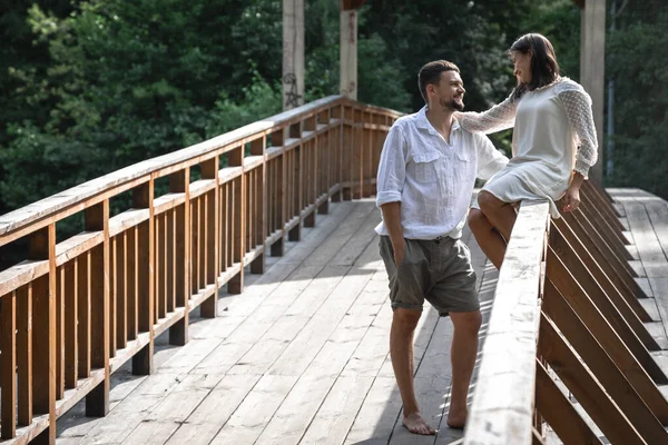 Una Hermosa Pareja Joven Comunica Puente Bosque Una Cita Naturaleza —  Fotos de Stock