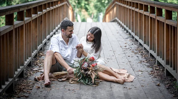 Una Chica Joven Sientan Puente Disfrutan Comunicación Una Cita Naturaleza —  Fotos de Stock