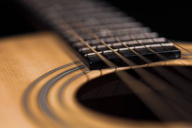 Gitarı ve dizgileri sığ alan derinliği ile kapat, yumuşak odak.