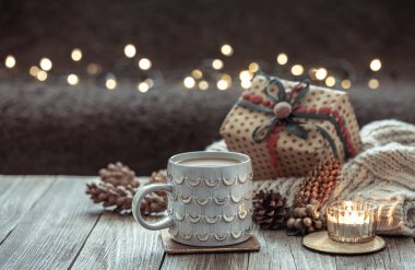 Fincanlı ve şenlikli bir Noel kompozisyonu ve Bokeh ile bulanık, koyu bir arkaplan..