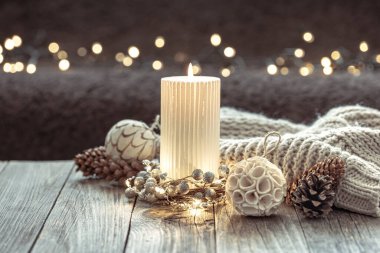 Yanan mum ve Bokeh ile bulanık arkaplan üzerindeki ev dekoru ayrıntılarıyla kış şenliği arka planı.