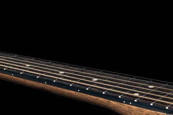 Akustik Gitarın Bir Parçası Siyah Arka Planda Gitar Fretboard — Stok fotoğraf