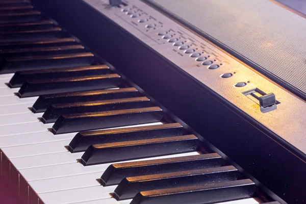 Närbild Ett Elektroniskt Pianotangentbord Vacker Belysning — Stockfoto