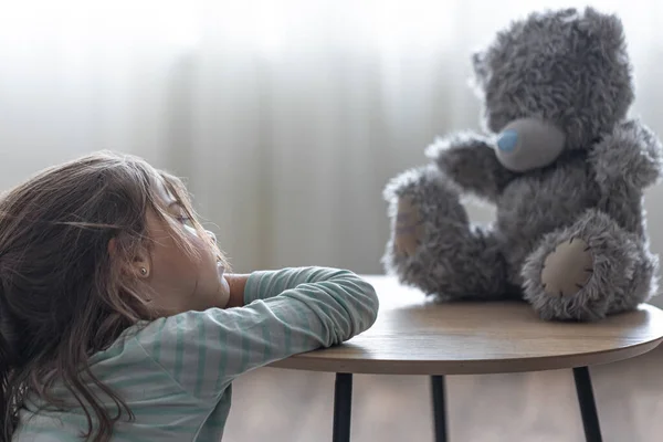 Kleines Mädchen Blickt Auf Ihren Teddybär Ein Kind Mit Einem — Stockfoto