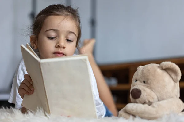 Nettes Kleines Mädchen Hause Auf Dem Boden Liegend Mit Ihrem — Stockfoto