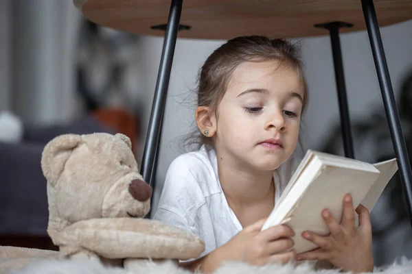 Портрет Милої Дівчинки Читає Книгу Вдома Лежить Підлозі Своєю Улюбленою — стокове фото