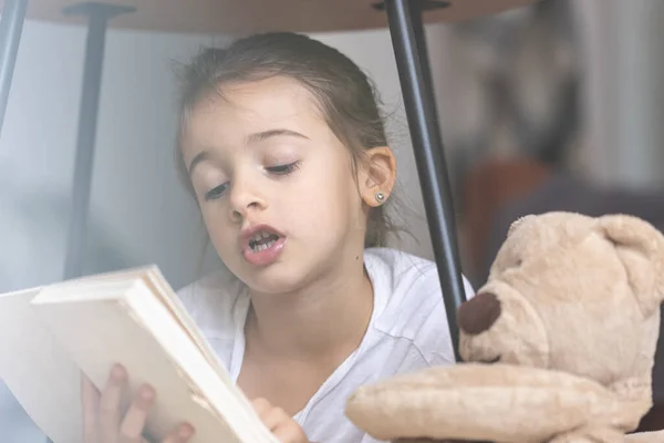 Porträt Eines Süßen Kleinen Mädchens Das Hause Ein Buch Liest — Stockfoto
