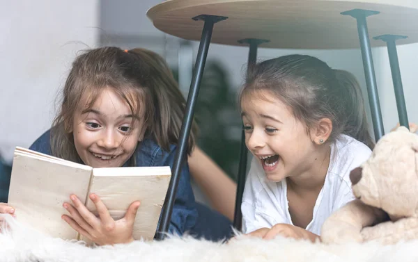 Zwei Kleine Schwestern Lesen Auf Einer Kuscheligen Decke Ein Buch — Stockfoto