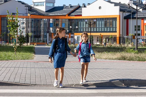 Grundschüler Gehen Nach Der Schule Dem Ersten Schultag Wieder Nach — Stockfoto