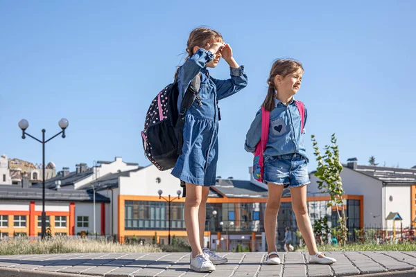 Bambine Studentesse Delle Elementari Dopo Scuola Tornando Casa — Foto Stock