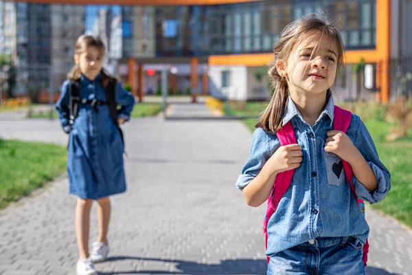 Schüler Der Grundschule Mädchen Mit Rucksäcken Der Nähe Von Gebäuden — Stockfoto