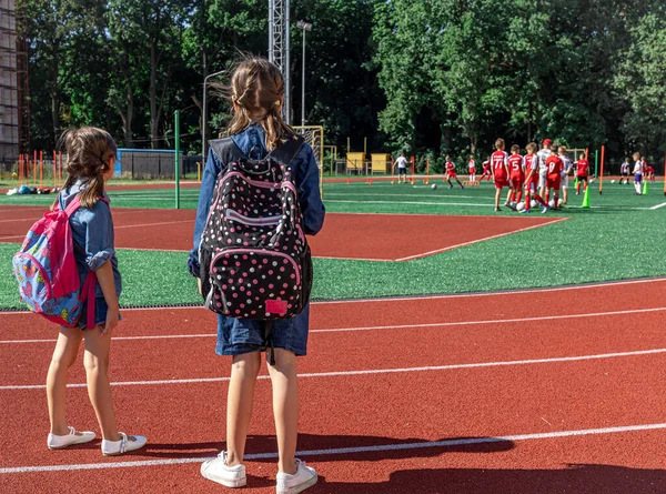 Meninas Crianças Escola Com Mochilas Estádio Assistindo Meninos Jogar Futebol — Fotografia de Stock