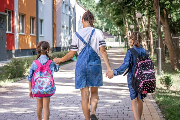 Matka Towarzyszy Uczniom Szkoły Dzieci Torbami Szkolnymi Chodzą Szkoły — Zdjęcie stockowe