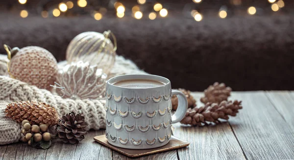 Zbliżenie Christmas Cup Świąteczny Wystrój Rozmytym Ciemnym Tle Bokeh — Zdjęcie stockowe