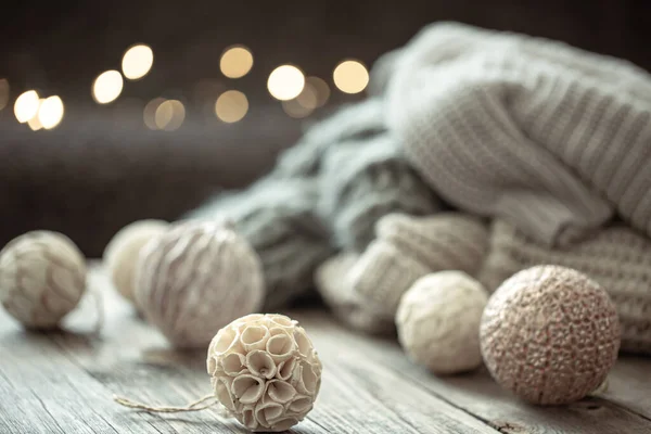 Gemütlicher Weihnachtshintergrund Mit Weihnachtsschmuck Und Strickelementen Auf Verschwommenem Hintergrund — Stockfoto