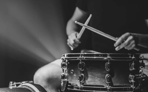 Homem Toca Com Paus Tambor Baterista Toca Instrumento Percussão Espaço — Fotografia de Stock